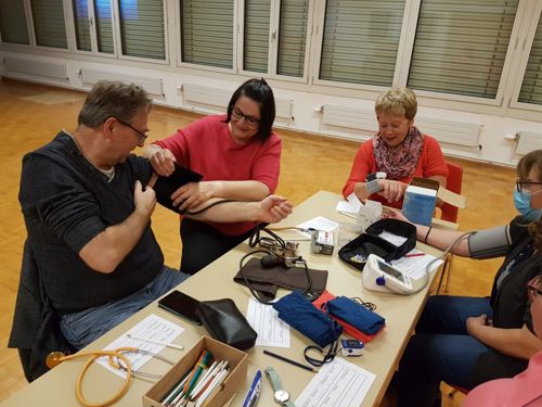 Übung April Blutdruck messen von Hand